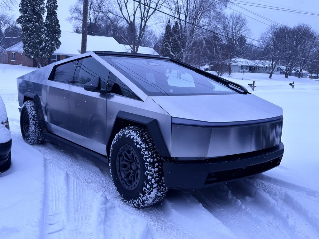 Tesla Cybertruck Martian Wheels 18" Cyber Rover beadlock wheels on Cybertruck 1769122256586-gg