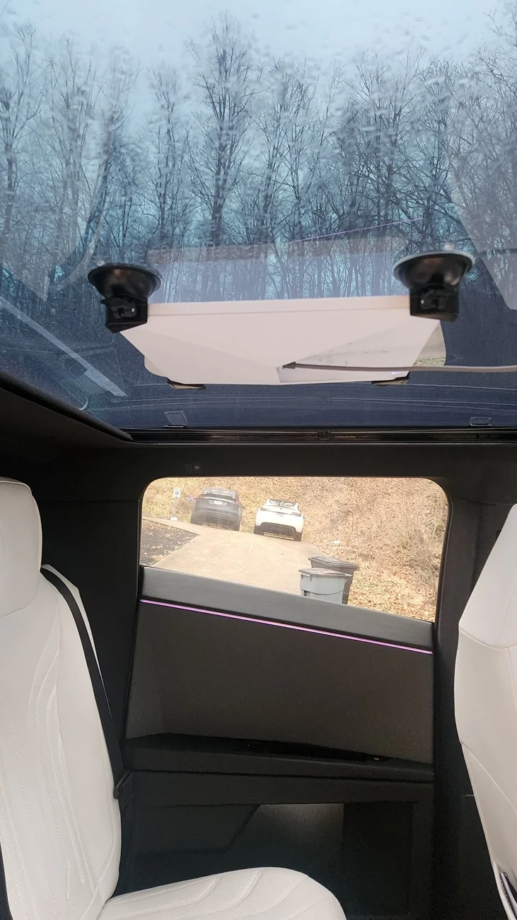 Tesla Cybertruck Convenient Starlink Mini dashboard mount + Video 20260106_115309