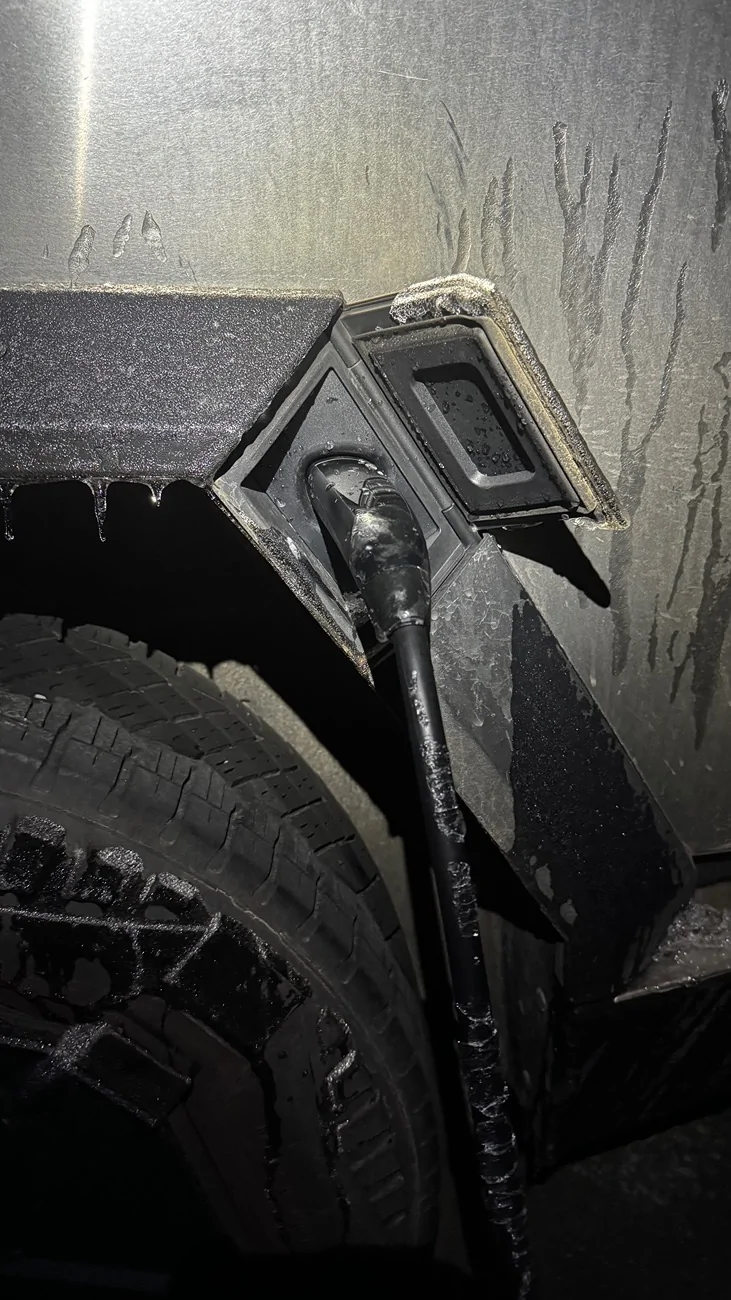 Tesla Cybertruck Back up power in this crazy freezing temp IMG_1122