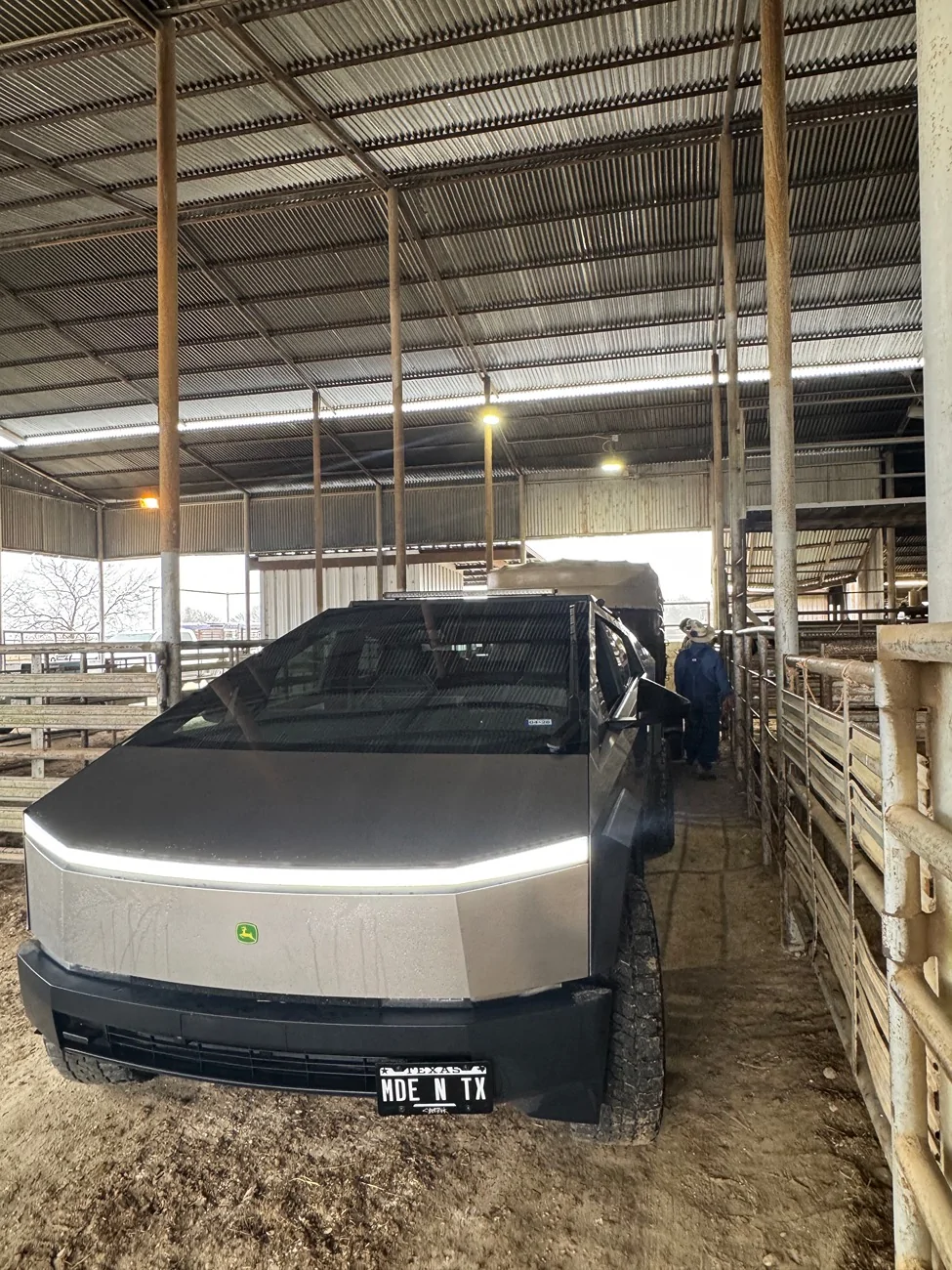 Tesla Cybertruck What Are You Hauling in your Cybertruck? 🦾 👷‍♂️ IMG_4782