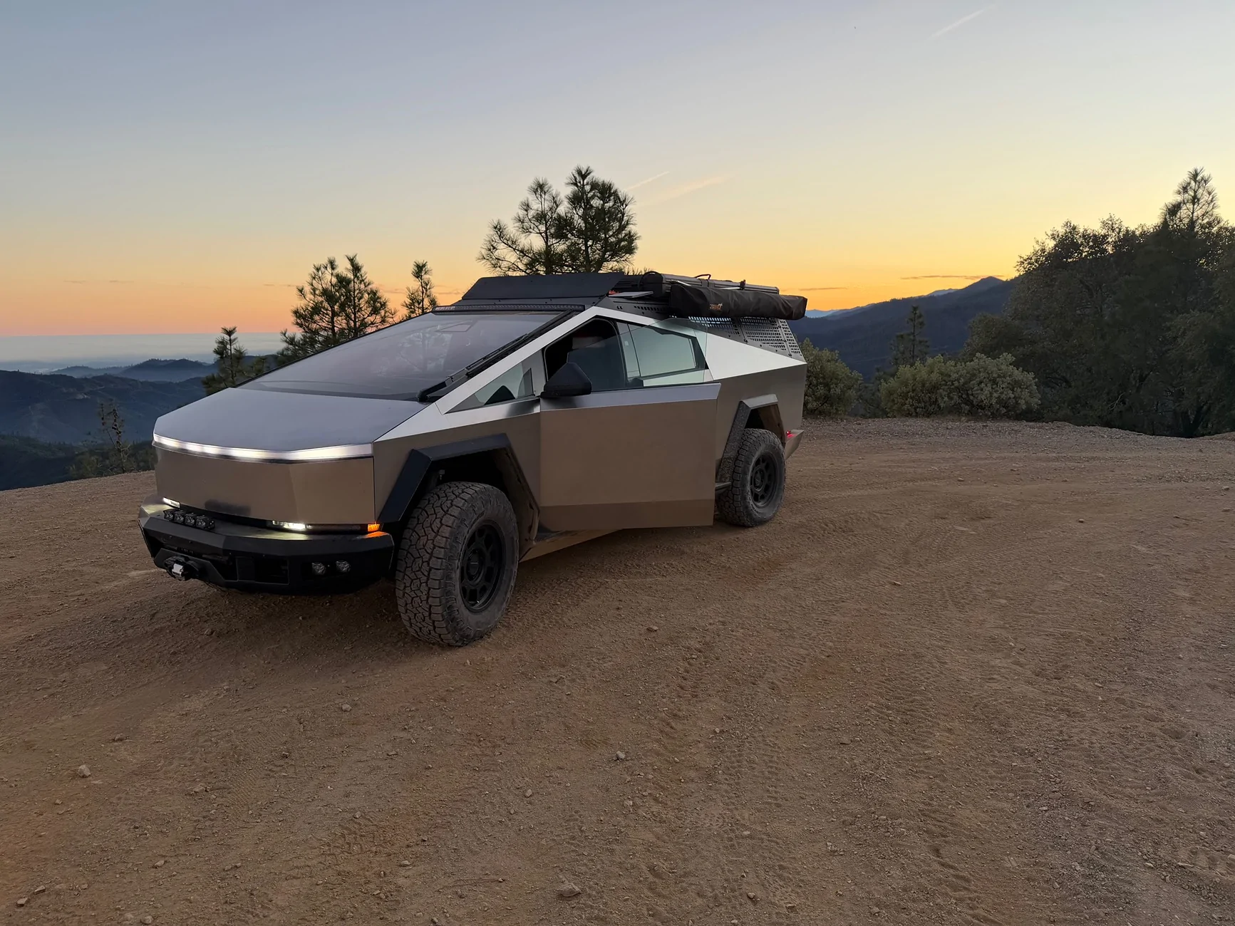 Tesla Cybertruck Roof rack wind deflector IMG_0225