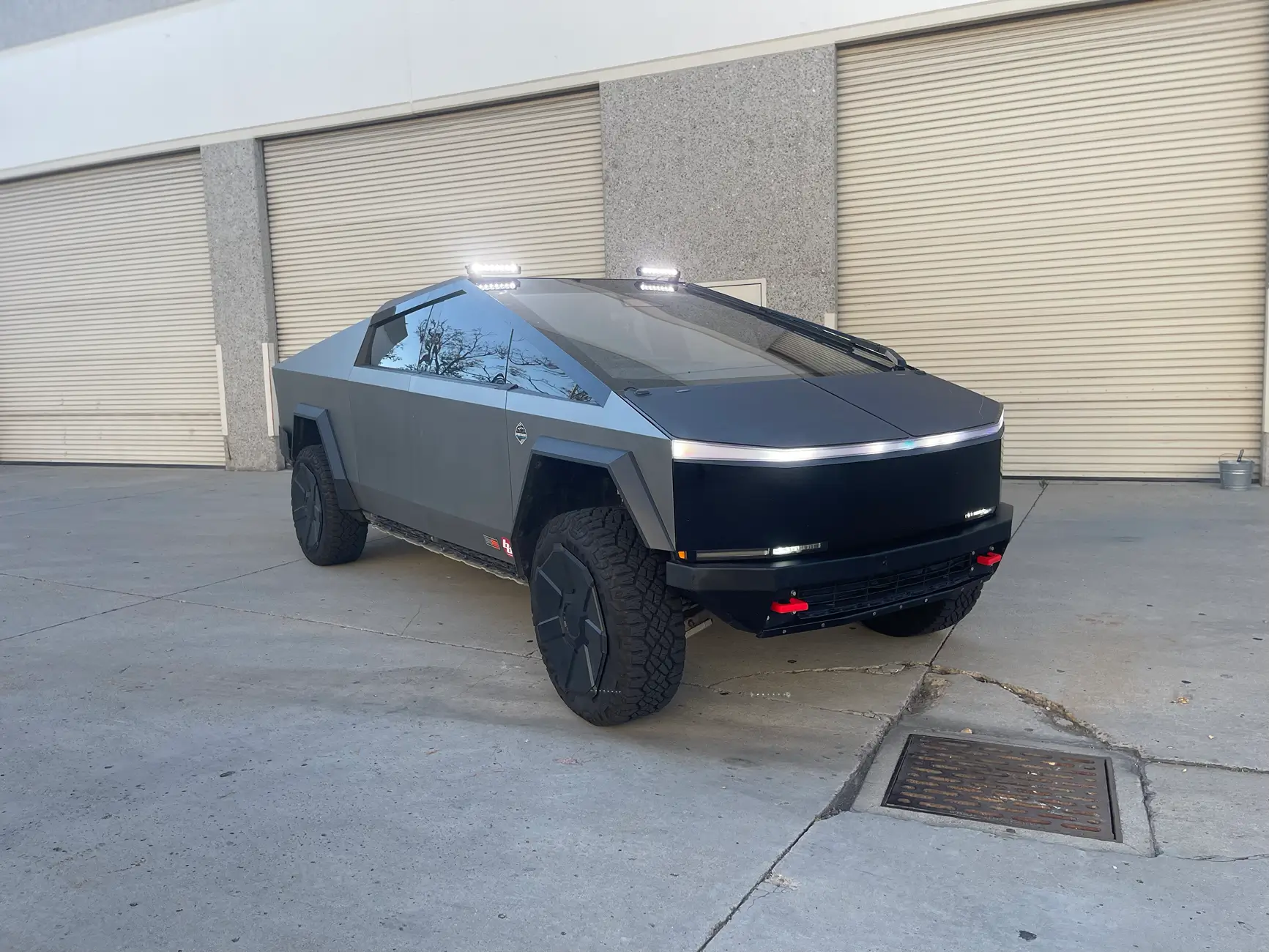 Tesla Cybertruck Cybertruckco Sport Rack & Rear Crossbars installed tempImagewyYfrr