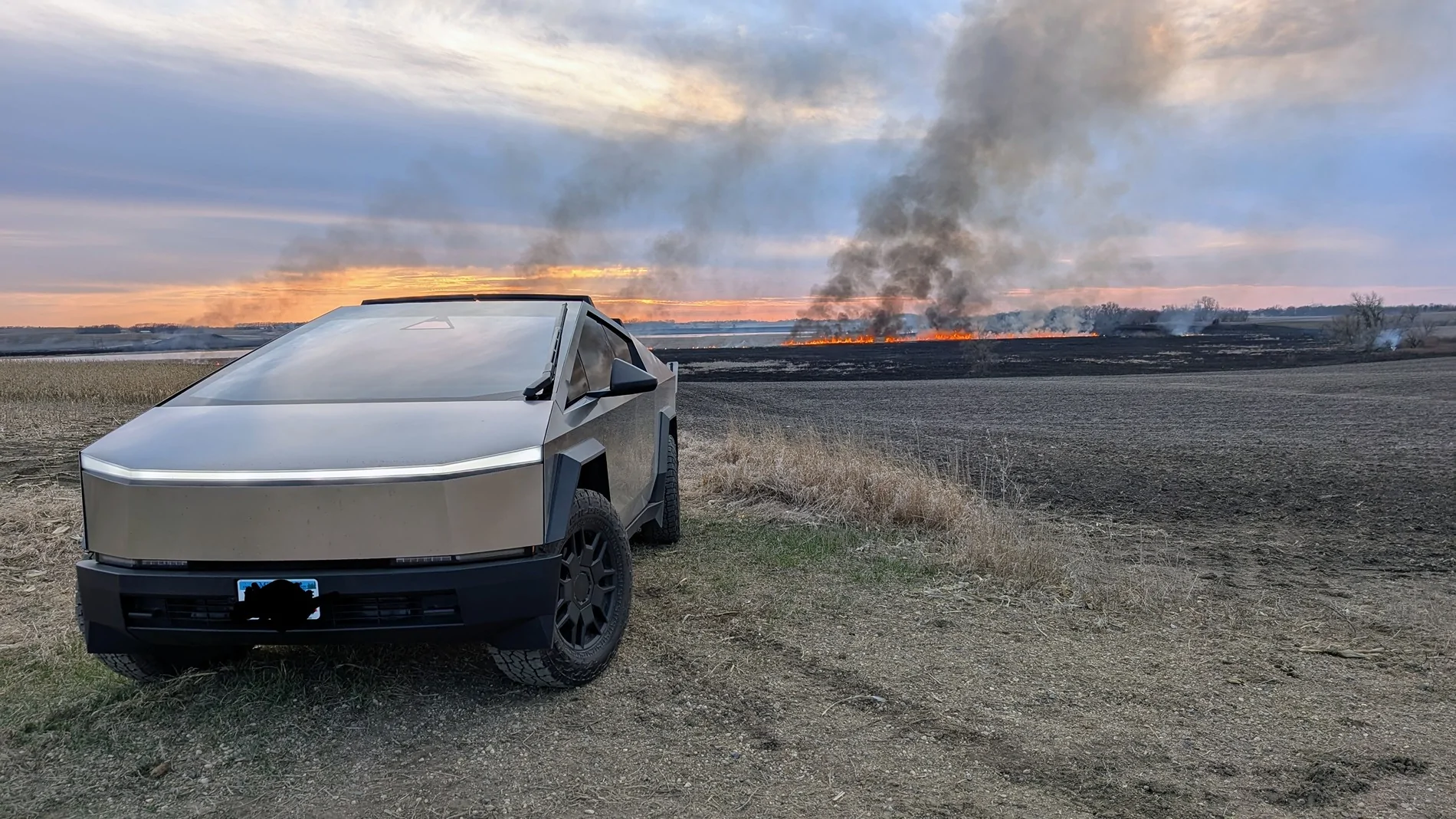 Tesla Cybertruck Cybertruck to serve as brush truck and command vehicle for Florida fire department PXL_20250412_003209754.MP~2