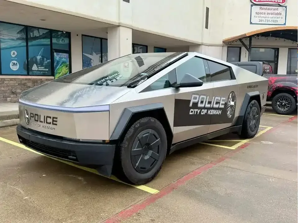 Tesla Cybertruck Texas (Kemah) Police Department is testing Cybertruck as a potential patrol vehicle 1770649119192-cd