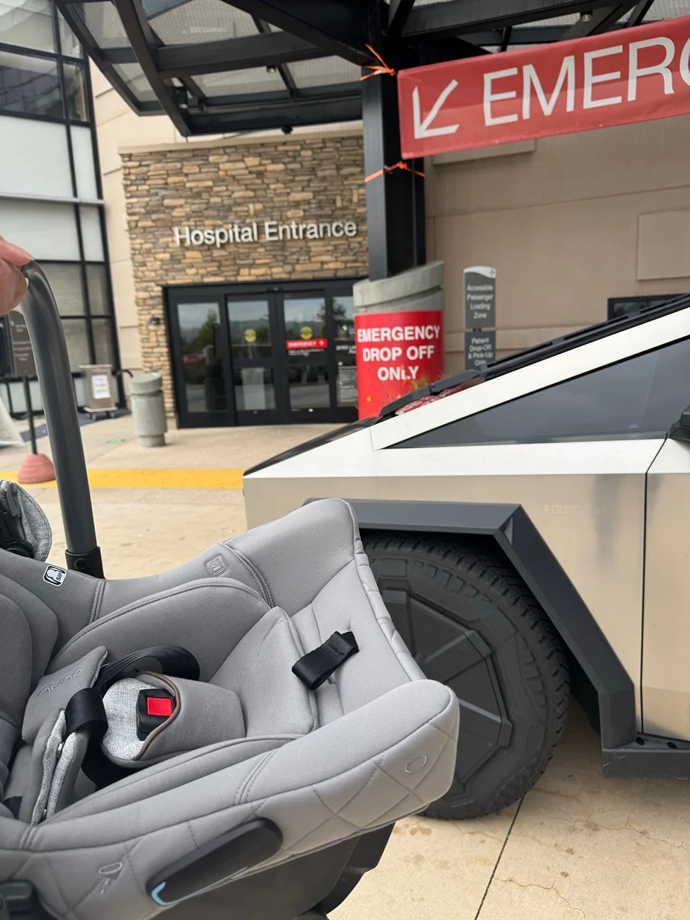Tesla Cybertruck Cybertruck's Ultimate Companion: Urander Rack & PANO Tent IMG_2139