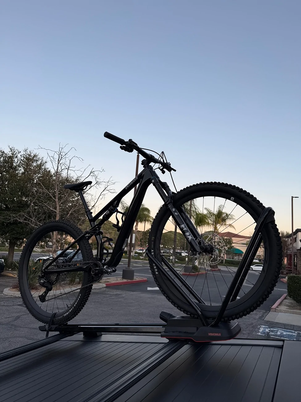 Tesla Cybertruck Mountain bike on tailgate shield while having the crossbars on the tail end? IMG_2897