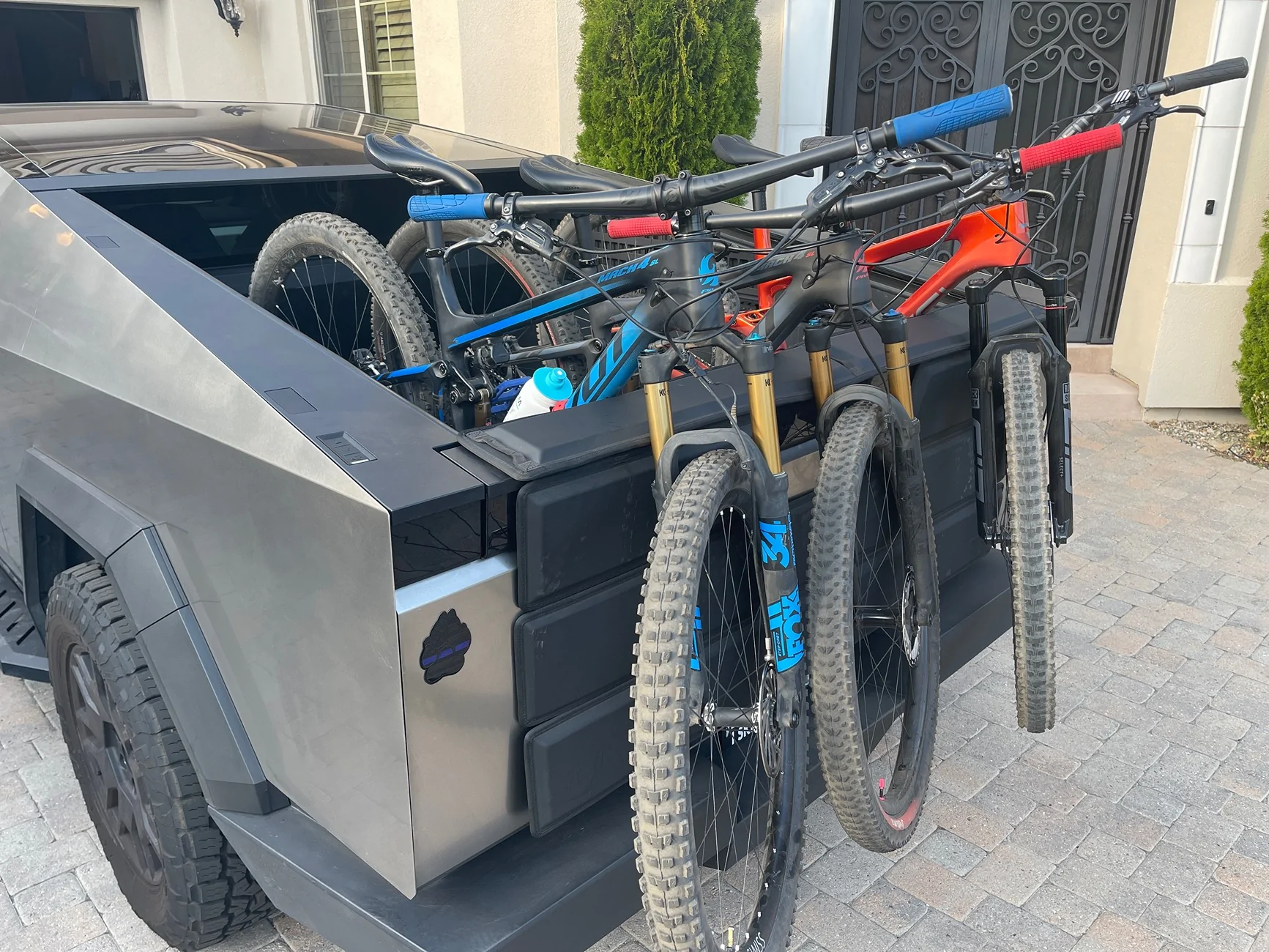 Tesla Cybertruck Mountain bike on tailgate shield while having the crossbars on the tail end? 1771203998624-fk