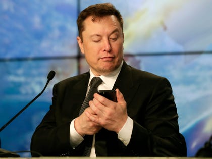 Tesla Cybertruck Tonneau opens automatically 638158ee785afd00189bcb4d?width=420