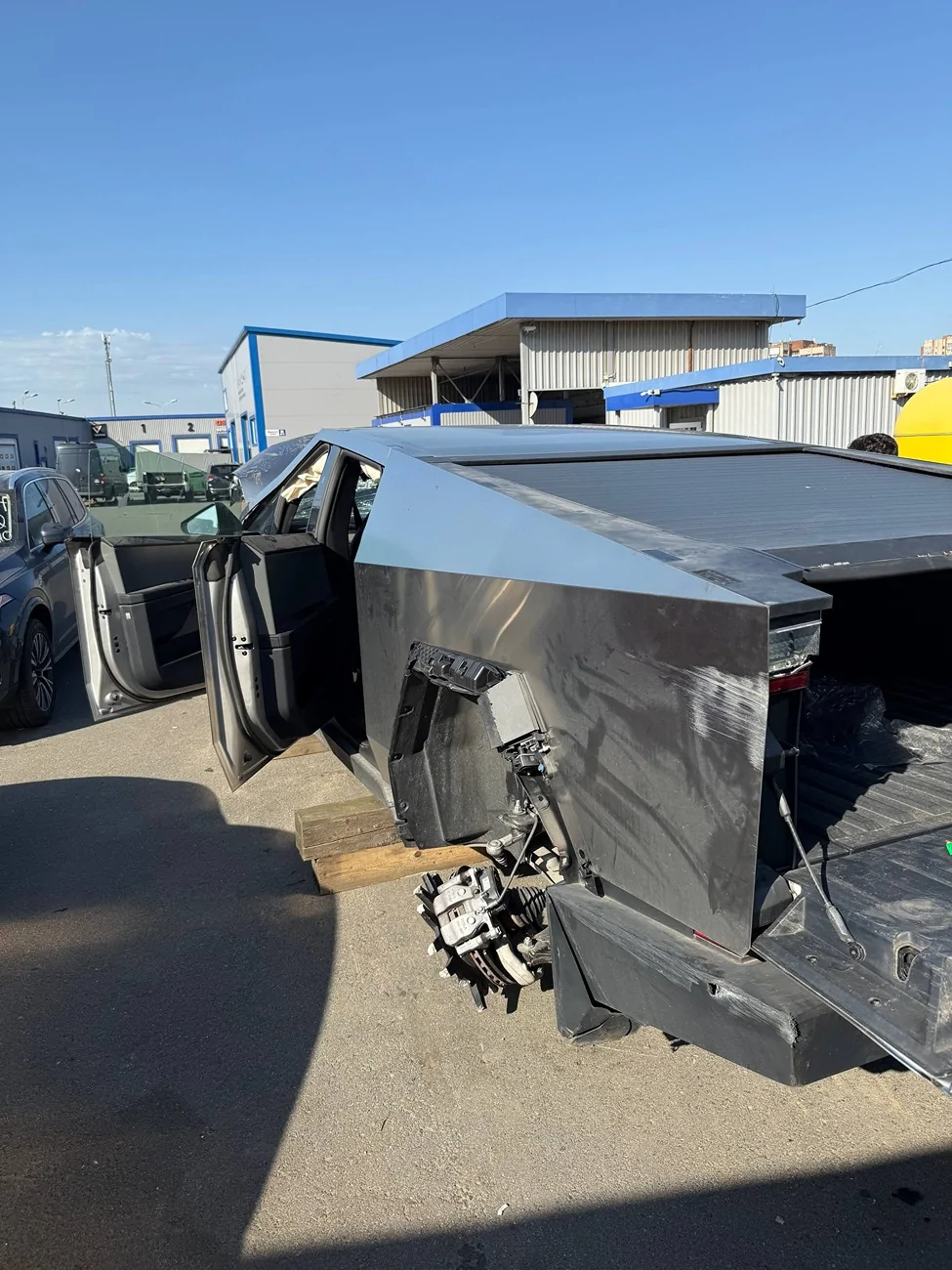 Tesla Cybertruck Cybertruck repair after major accident (damage to aluminum structure, engine subframe and steering rack) photo_2026-02-25_15-56-18