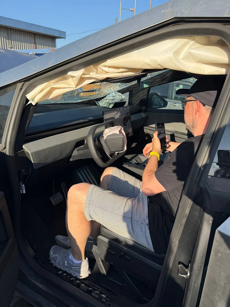 Tesla Cybertruck Cybertruck repair after major accident (damage to aluminum structure, engine subframe and steering rack) photo_2026-02-25_15-57-51