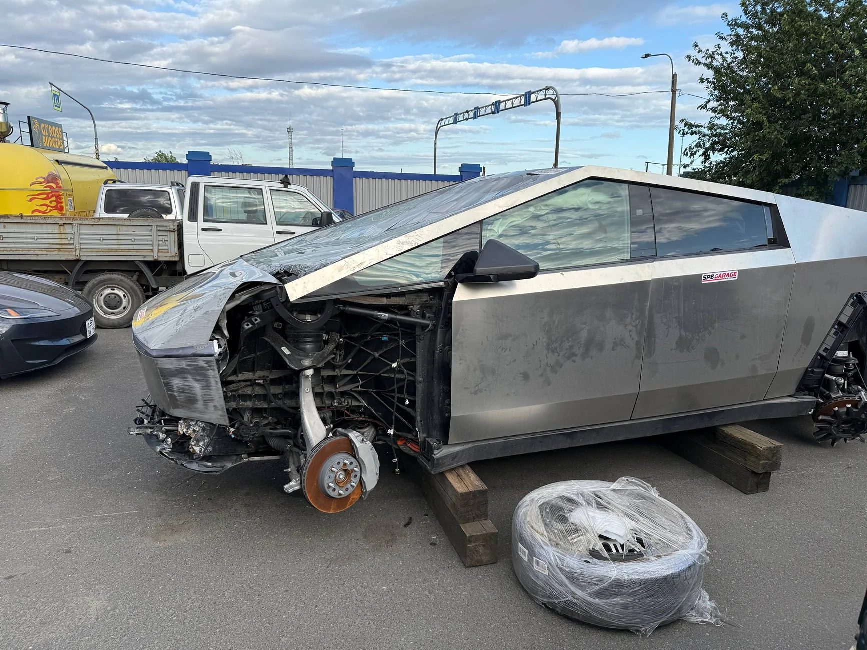 Tesla Cybertruck Cybertruck repair after major accident (damage to aluminum structure, engine subframe and steering rack) photo_2026-02-20_09-58-02