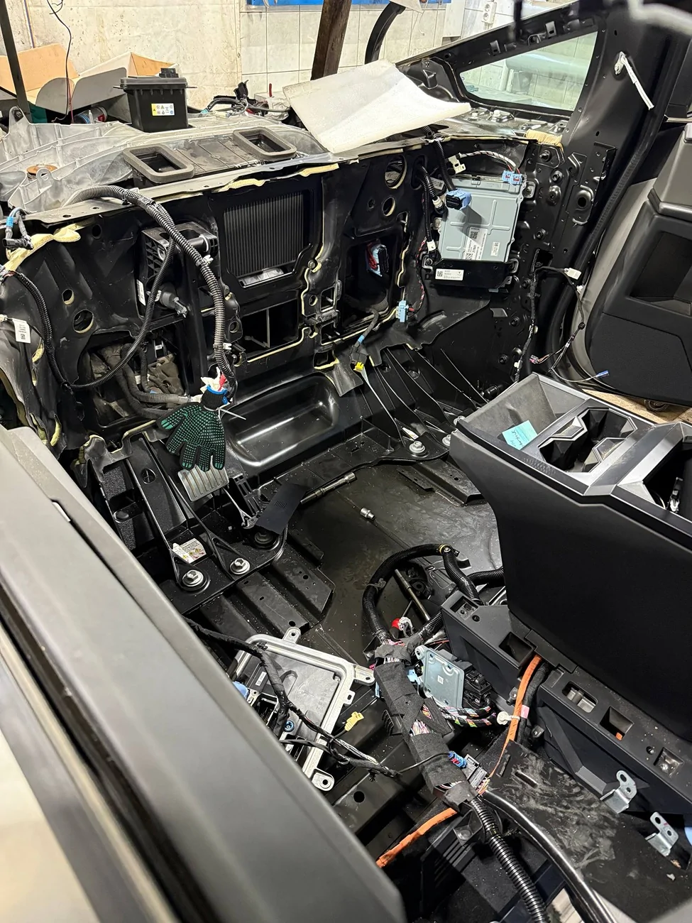 Tesla Cybertruck Cybertruck repair after major accident (damage to aluminum structure, engine subframe and steering rack) photo_2026-02-26_10-42-00
