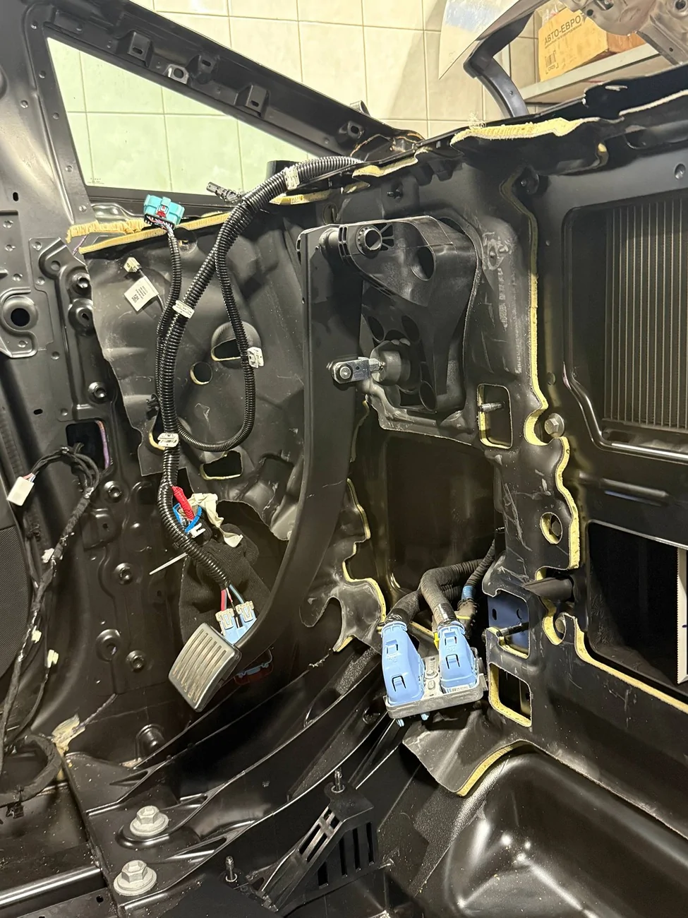 Tesla Cybertruck Cybertruck repair after major accident (damage to aluminum structure, engine subframe and steering rack) photo_2026-02-26_10-41-57