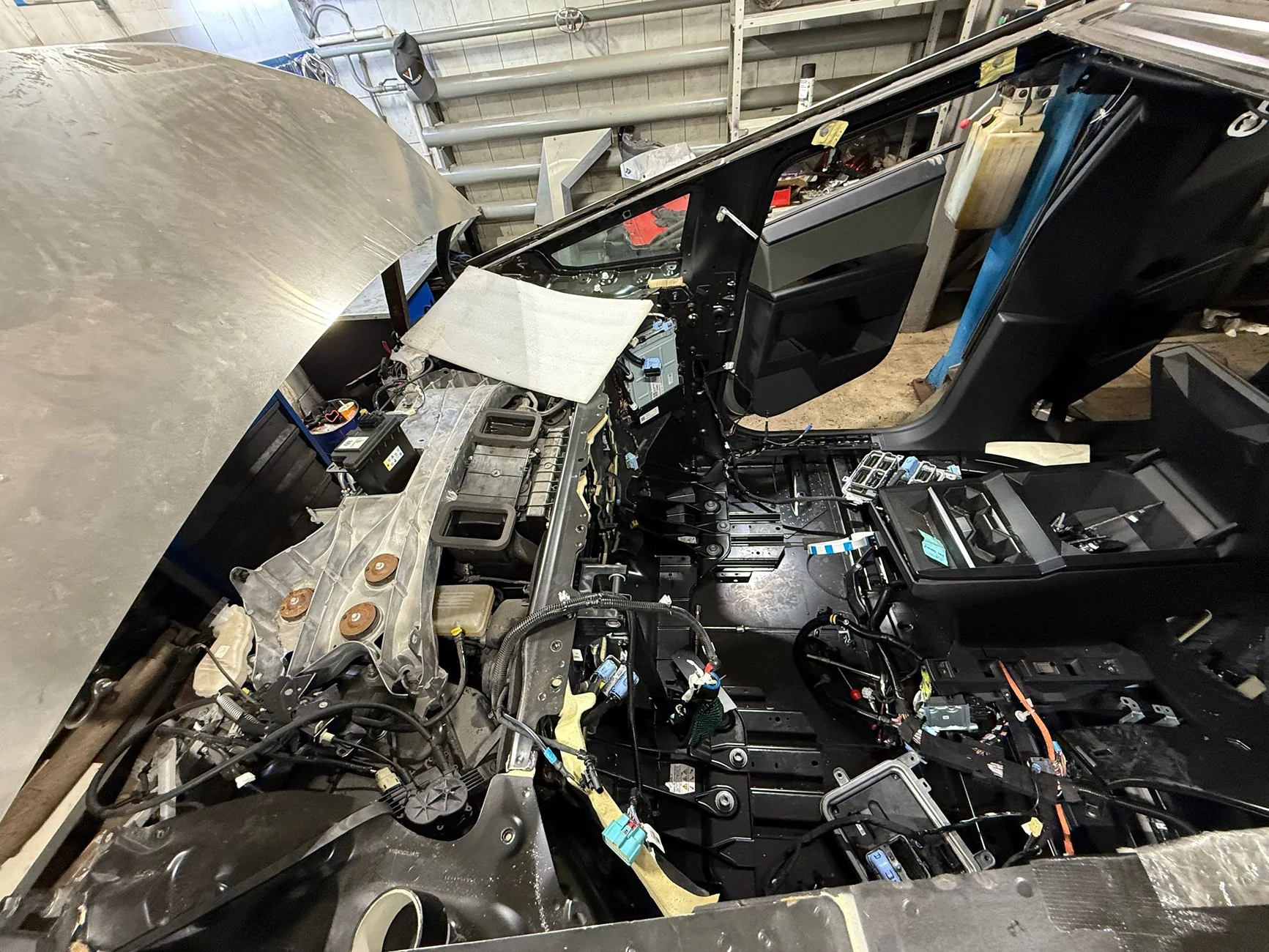 Tesla Cybertruck Cybertruck repair after major accident (damage to aluminum structure, engine subframe and steering rack) photo_2026-02-26_10-42-04