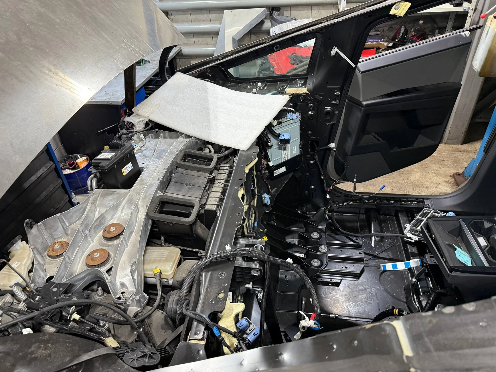 Tesla Cybertruck Cybertruck repair after major accident (damage to aluminum structure, engine subframe and steering rack) photo_2026-02-26_10-42-18