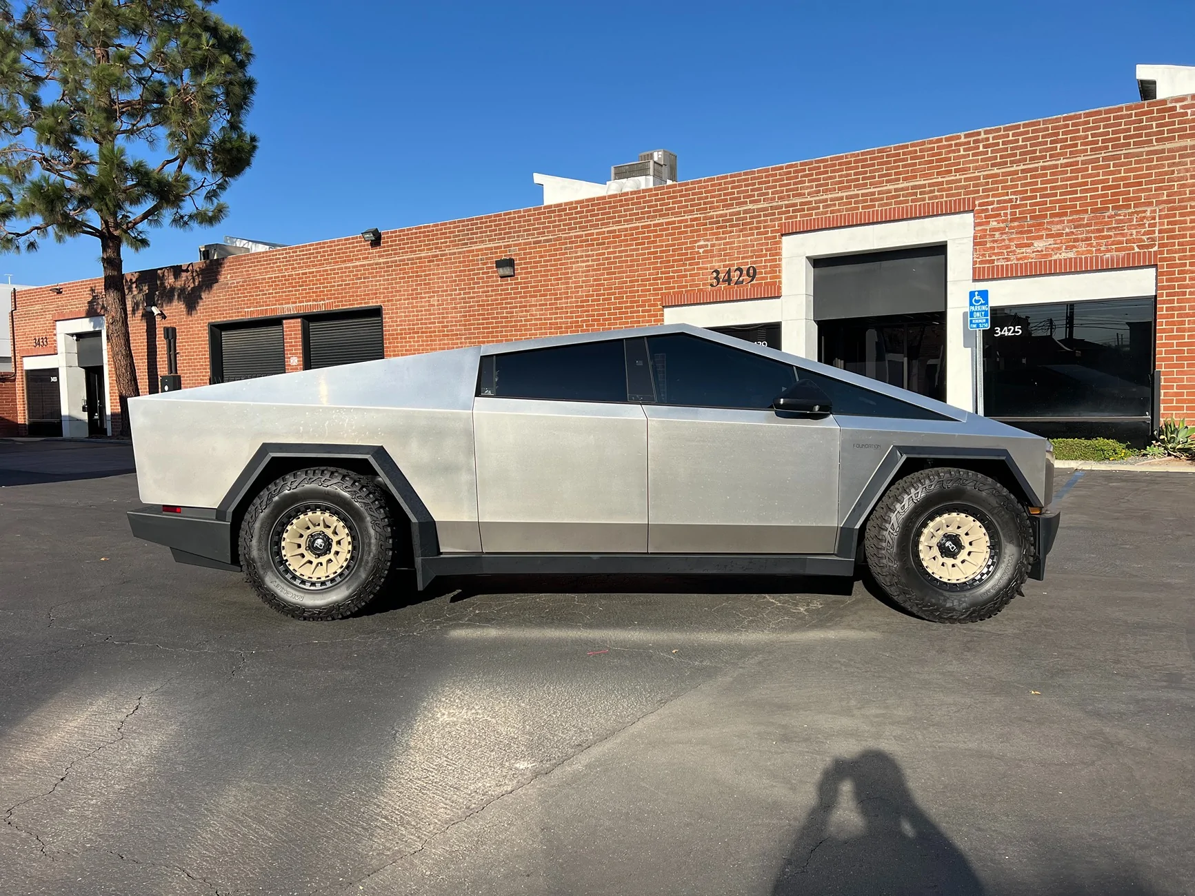 Tesla Cybertruck 18x9 Black Rhino Barrage + 305/70/18 Mickey Thompson Baja Boss M/T – 16k miles – Great Look, Minor Rub at Full Lock 476572F1-253A-4A3C-A23A-33D1B4030246