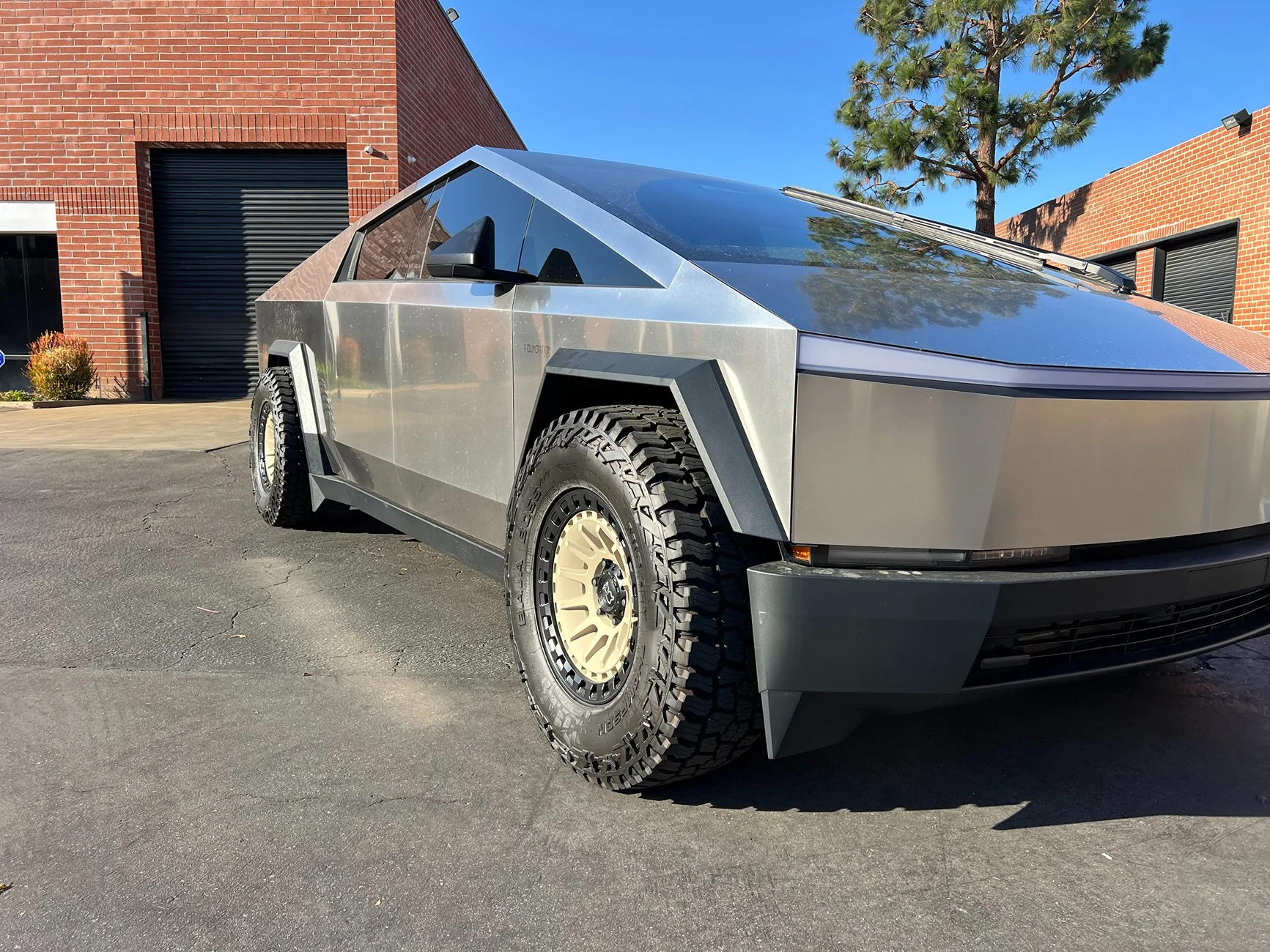 Tesla Cybertruck 18x9 Black Rhino Barrage + 305/70/18 Mickey Thompson Baja Boss M/T – 16k miles – Great Look, Minor Rub at Full Lock D92206F1-3BDC-4B3A-90CB-E3921AD0A480