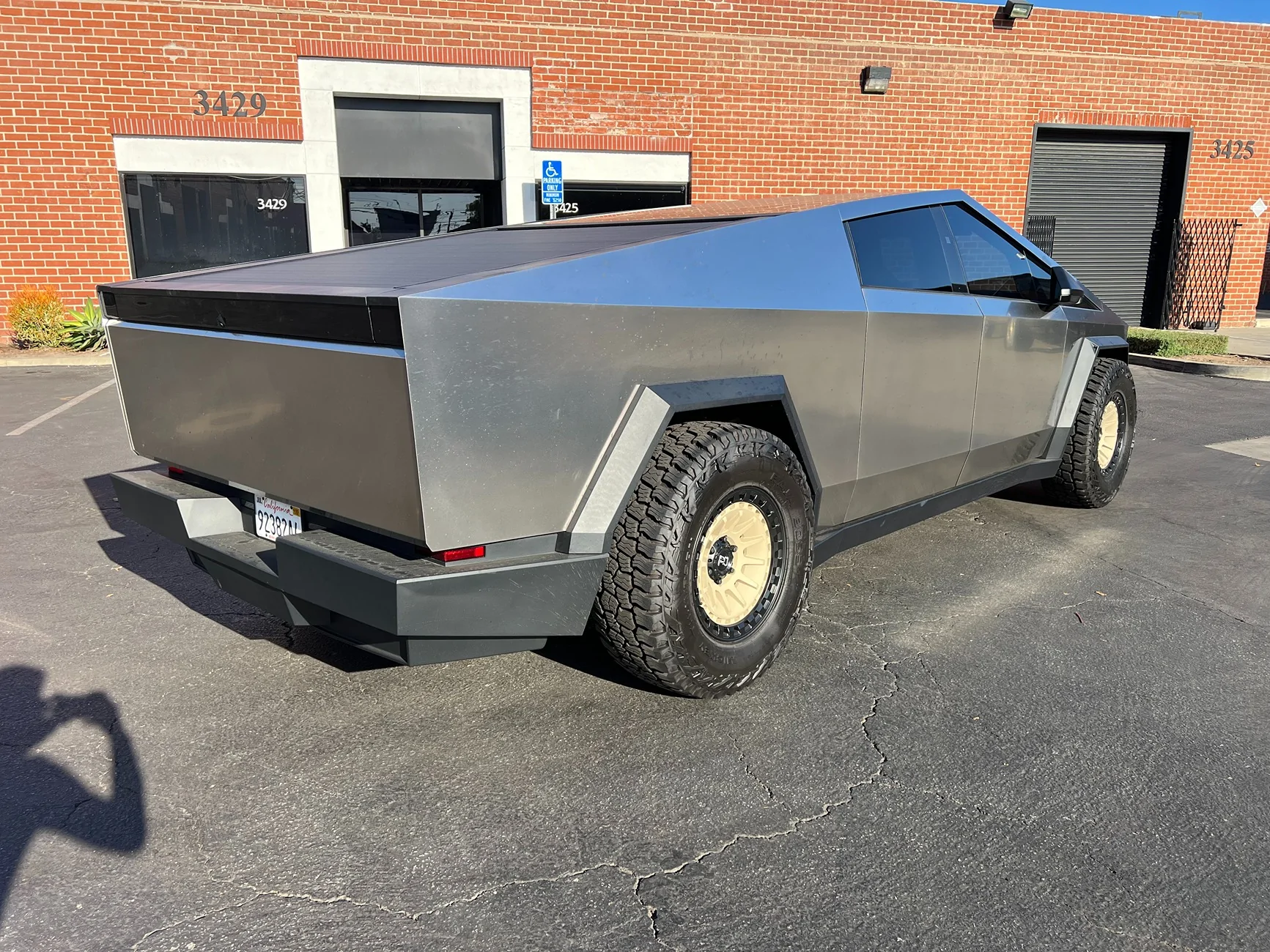 Tesla Cybertruck 18x9 Black Rhino Barrage + 305/70/18 Mickey Thompson Baja Boss M/T – 16k miles – Great Look, Minor Rub at Full Lock EFC9AB42-4E8F-43F5-9AA9-98045F4FEED0