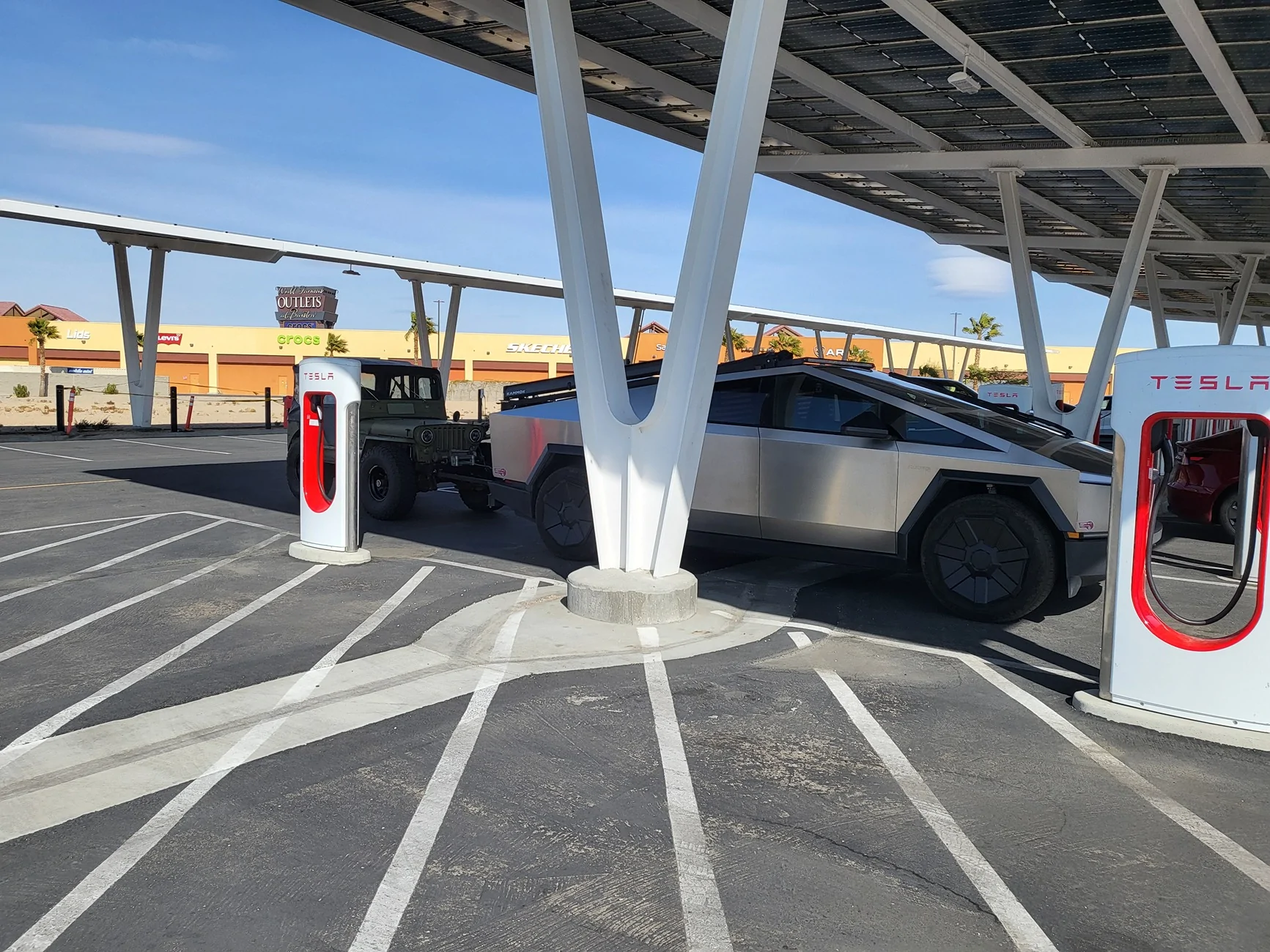 Tesla Cybertruck flat towing a Jeep behind a cybertruck 20250201_115302