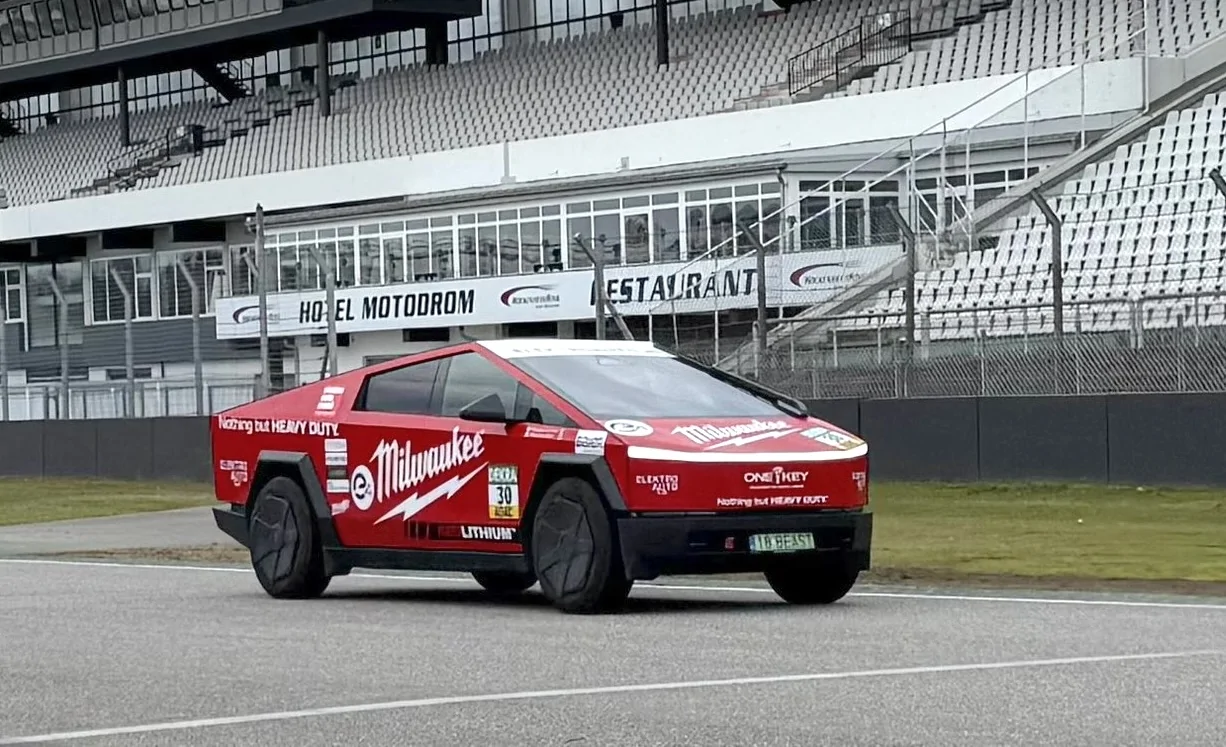 Tesla Cybertruck Milwaukee Tool Cybertruck attending 24 Hour Race at Hockenheim HCRK4VeXAAAxrLT