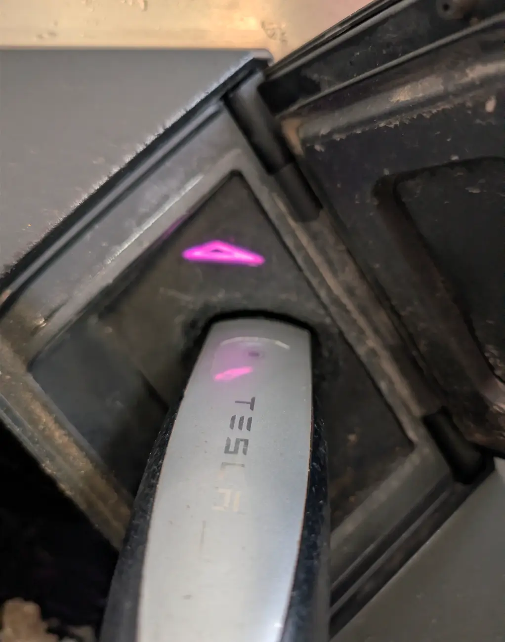 Tesla Cybertruck Purple light when charge bay door opened but unplugged? Screenshot_20260302-154111