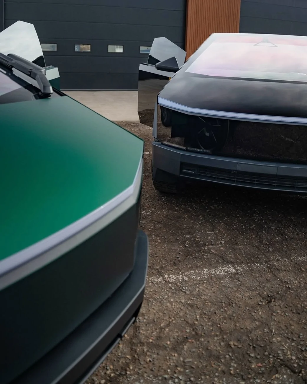 Tesla Cybertruck Matte vs Gloss. What would you choose? SnapInsta.to_649221561_18575350831045050_2015607902350810983_n