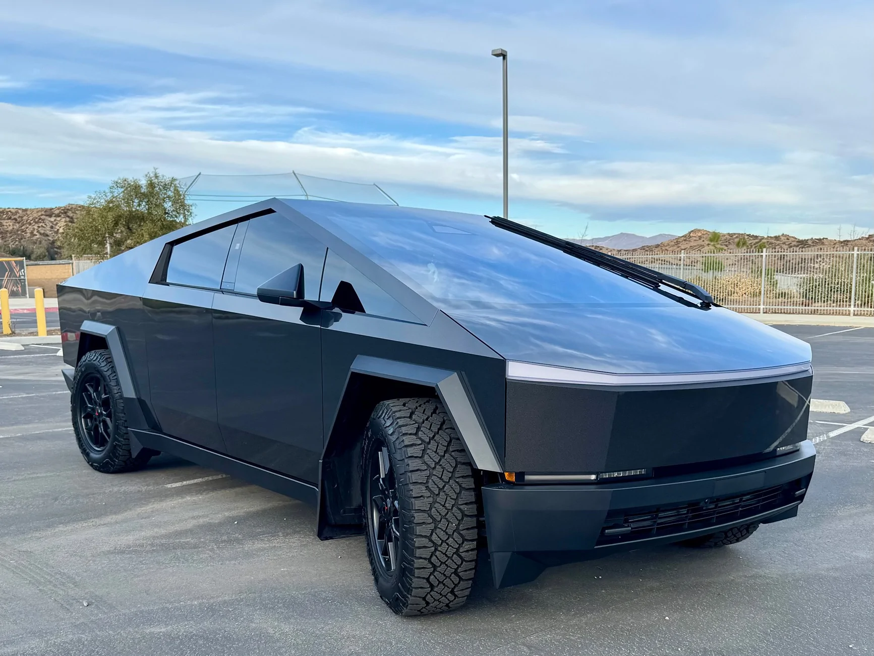 Tesla Cybertruck Matte vs Gloss. What would you choose? IMG_2646
