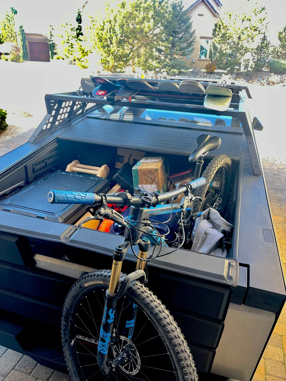 Tesla Cybertruck Mars full rack and bike rack 1773204322657-dj