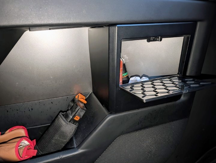Tesla Cybertruck Paper towels mount unmHr61
