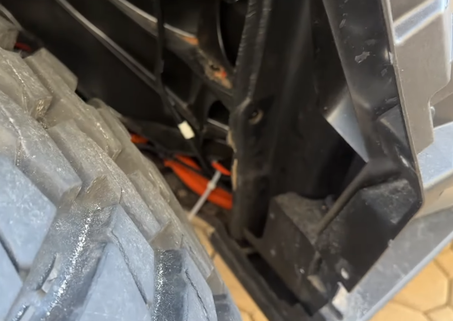 Tesla Cybertruck How to fit 37s? v7yjhOV