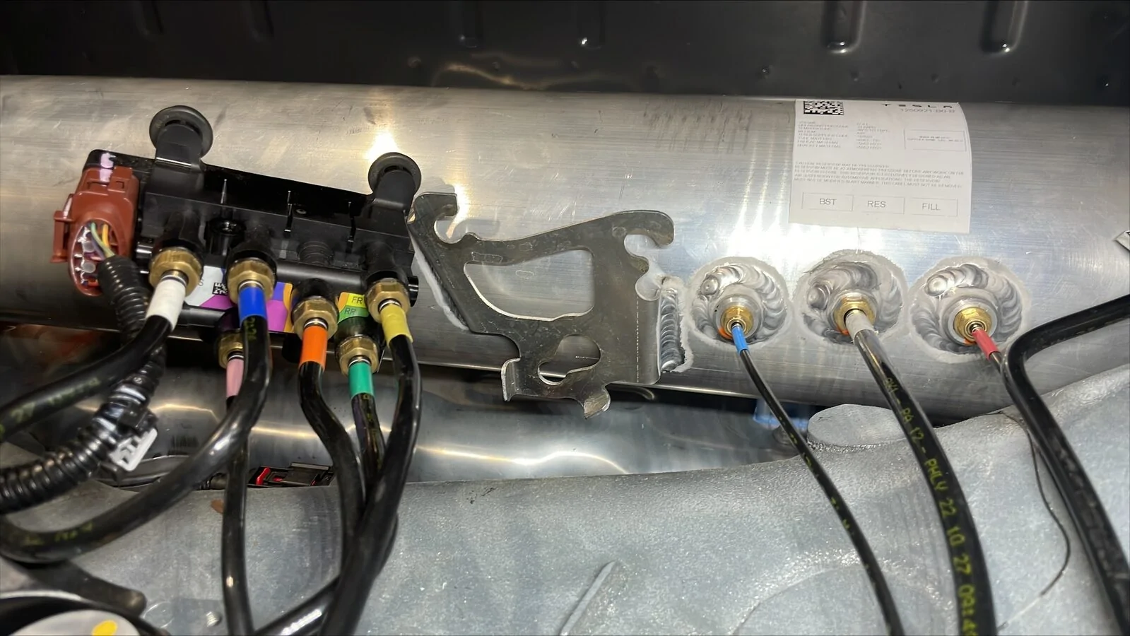 Tesla Cybertruck Air suspension fails. Second Time in two years! GUID-13C44972-7B93-40E1-8EB2-A6DB47B352D2-online-en-US