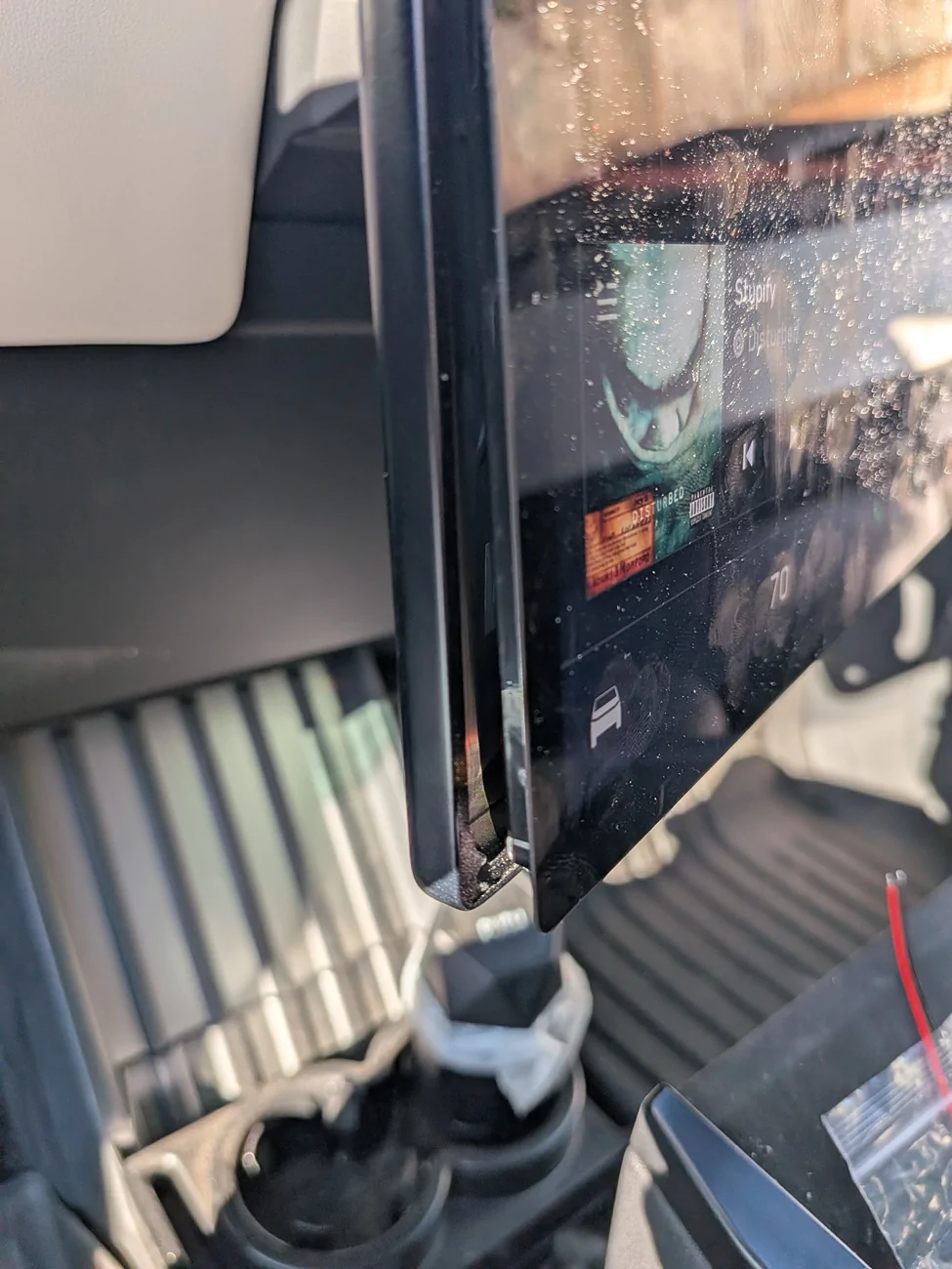Tesla Cybertruck Cybertruck Center screen separating from bezel Screen Separation
