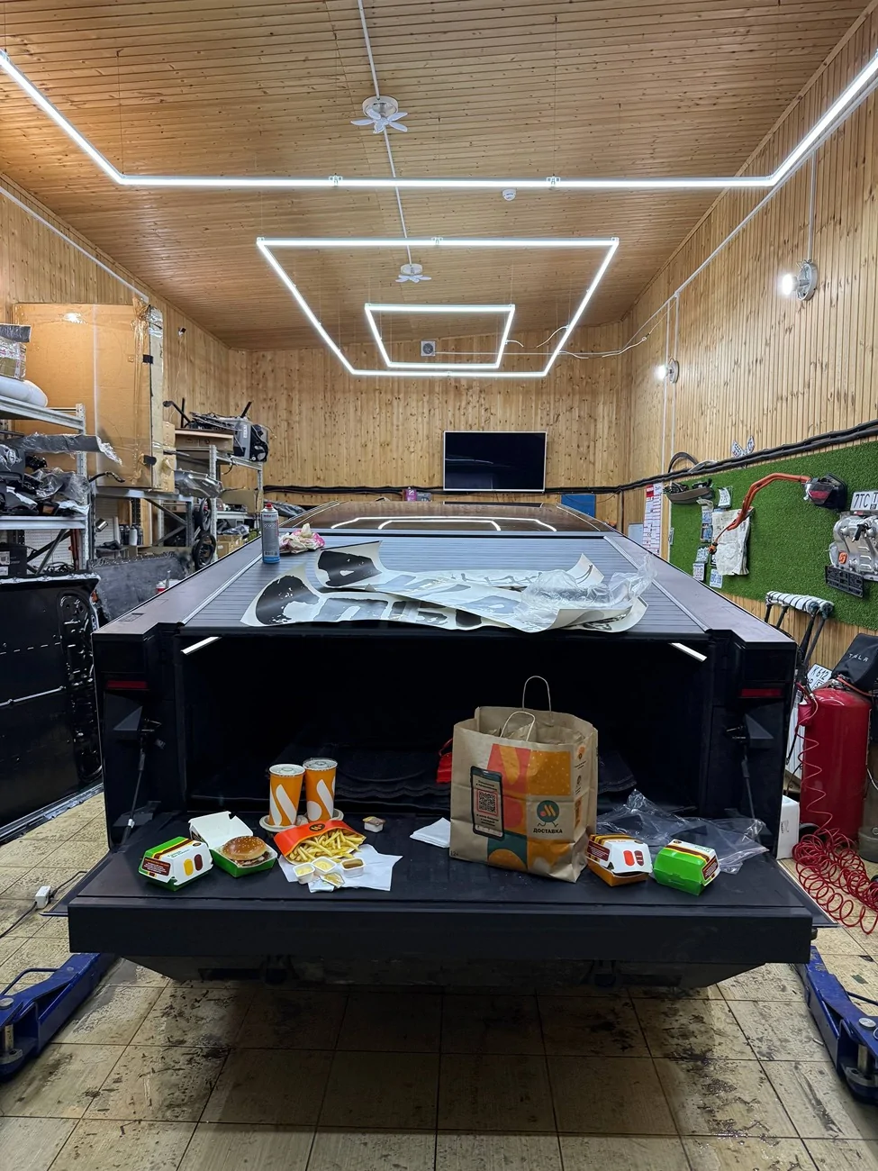 Tesla Cybertruck Additional rearview camera installed. A great solution for a truck. photo_2026-03-18_12-28-46