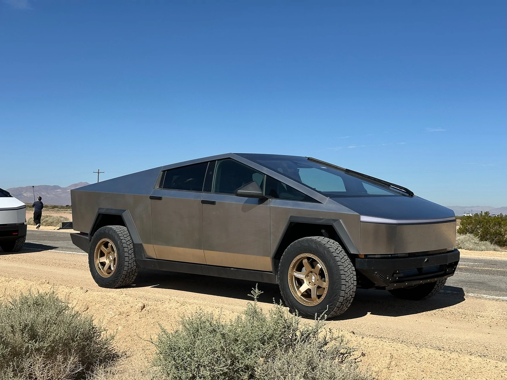 Tesla Cybertruck Staggered Tires? Will it work? UPDATE: It does work! 1773891420085-da