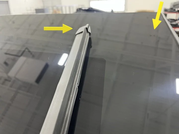 Tesla Cybertruck Wiper home position - is the wiper visible from the inside? GUID-52BCF61C-6498-4F55-914A-044F2F8FC88D-online-en-US