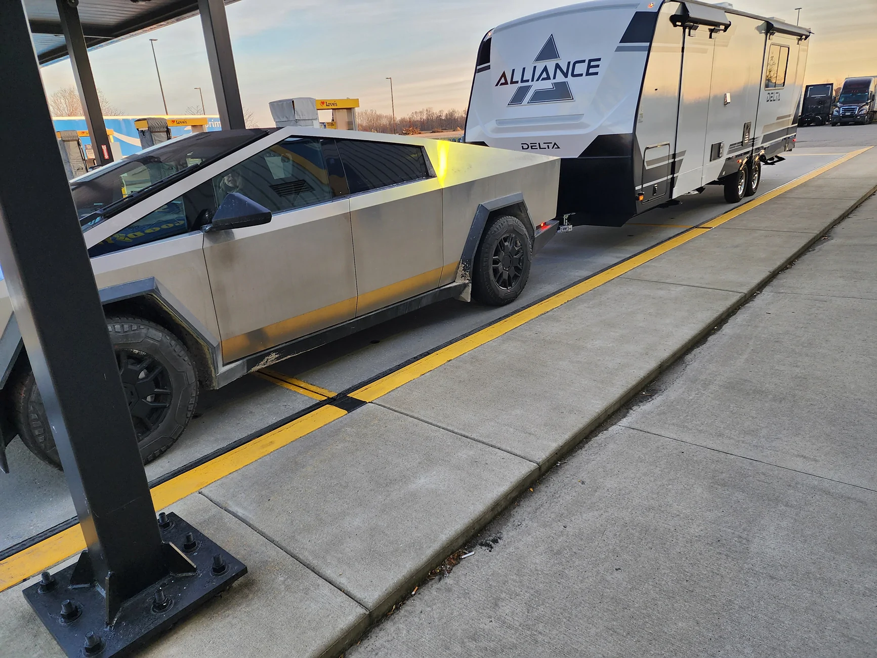Tesla Cybertruck Urander Enclosed Bed Cap Review. "This Cybertruck Mod Changes Everything!" 20251122_164851