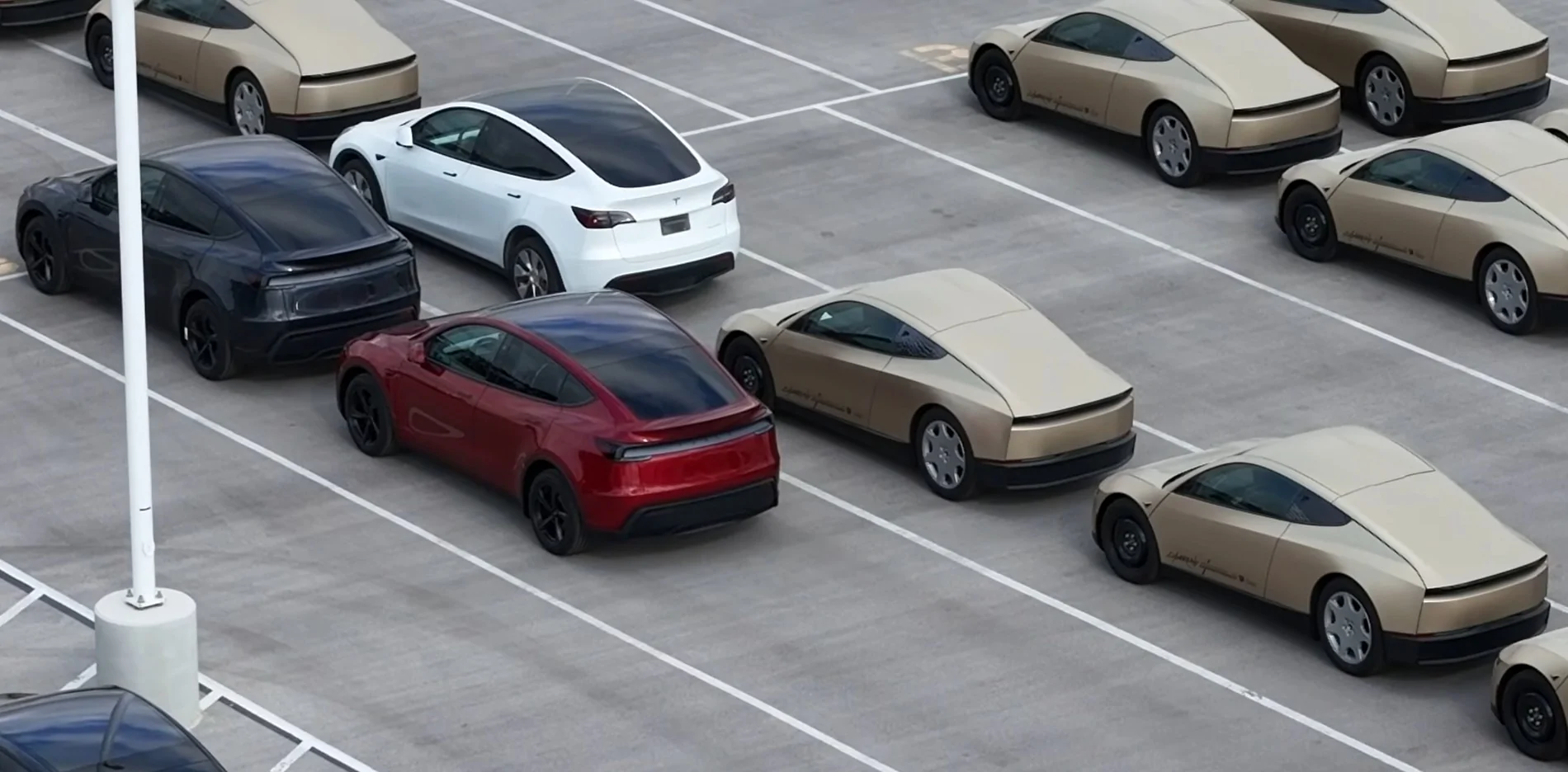 Tesla Cybertruck Photo: Cybercab vs Model Y Screenshot_20260326_131915_YouTu
