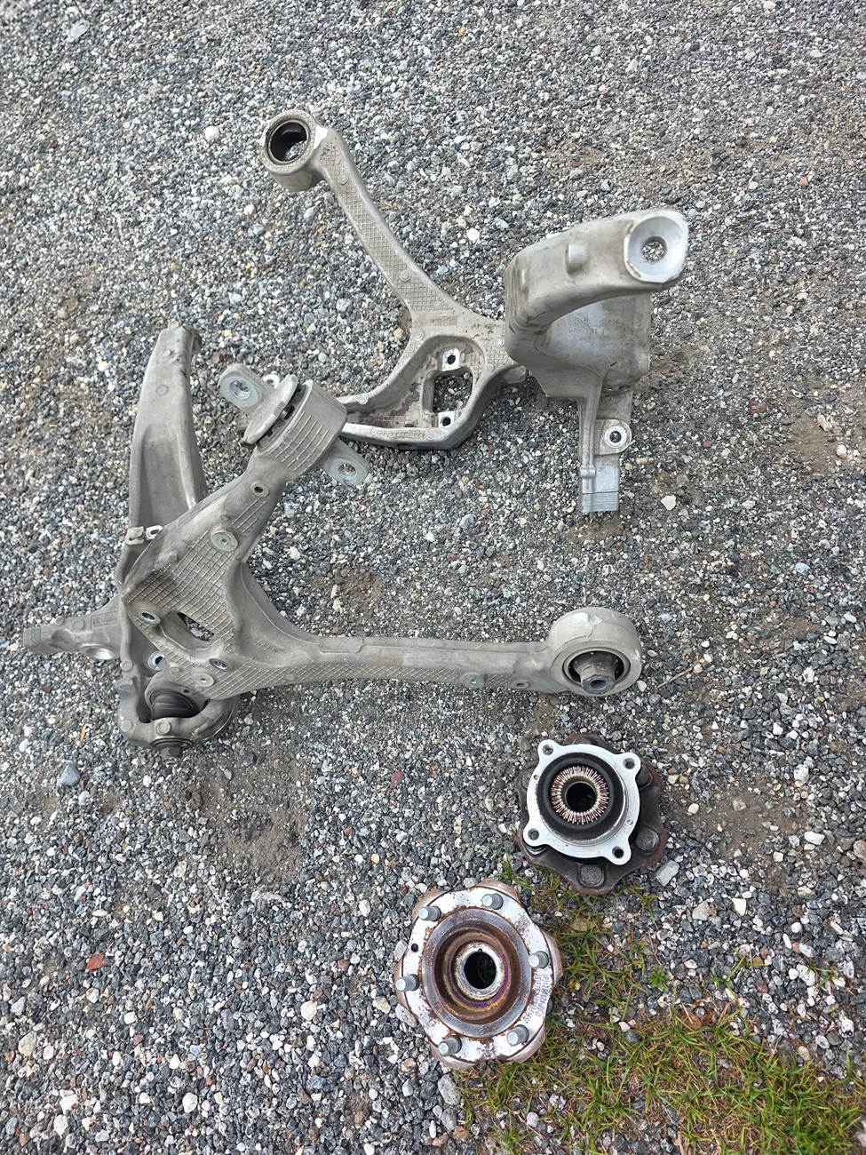Tesla Cybertruck Had to replace lower control arms and knuckle 1000024363