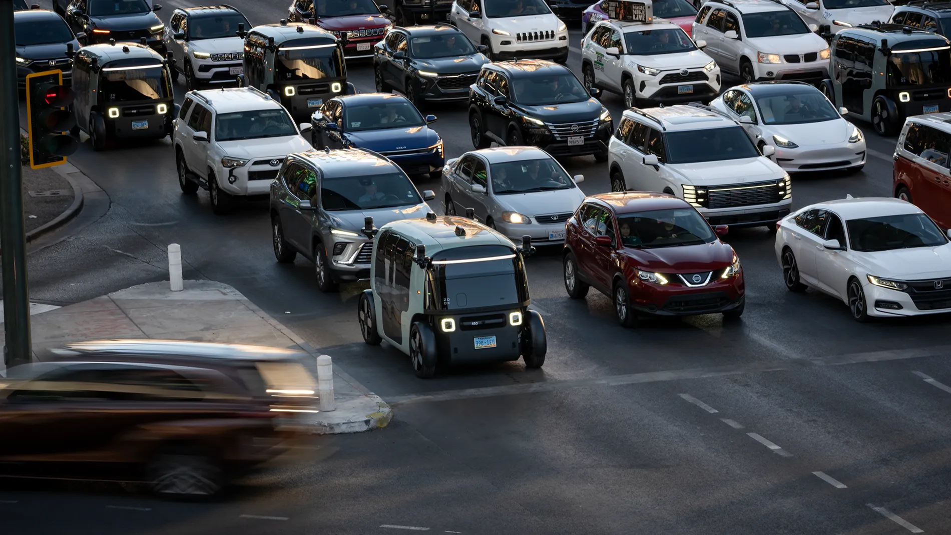 Tesla Cybertruck Photo: Cybercab vs Model Y multiple-zoox-robotaxis-at-a-busy-intersection-in-las-vegas-nevada