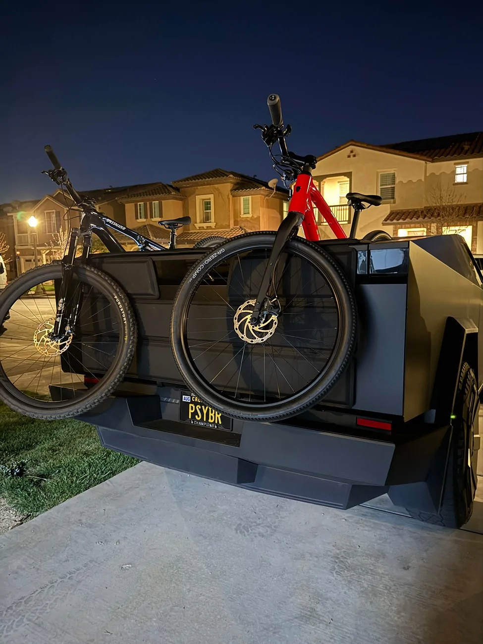Tesla Cybertruck Mountain bike on tailgate shield while having the crossbars on the tail end? IMG_4131