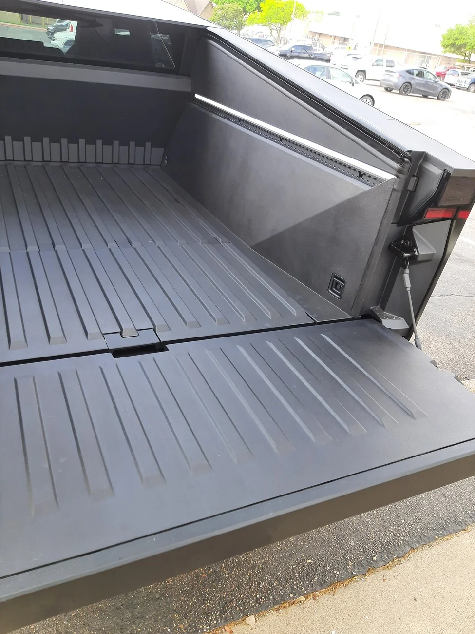 Tesla Cybertruck 2026 Build truck bed discoloration - delivery rejected 20260401_095925