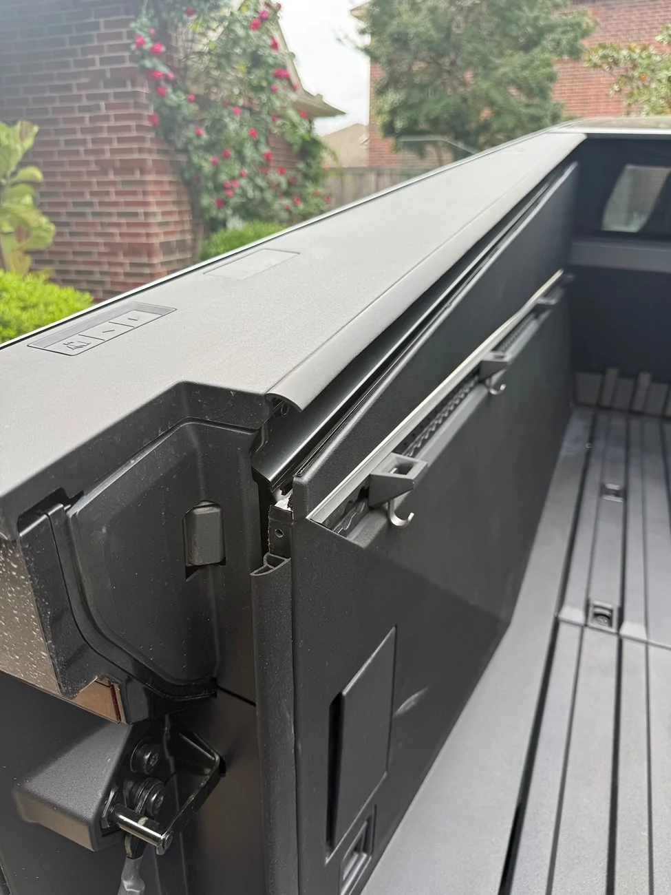 Tesla Cybertruck Missing tonneau cover rubber seal during delivery IMG_9133