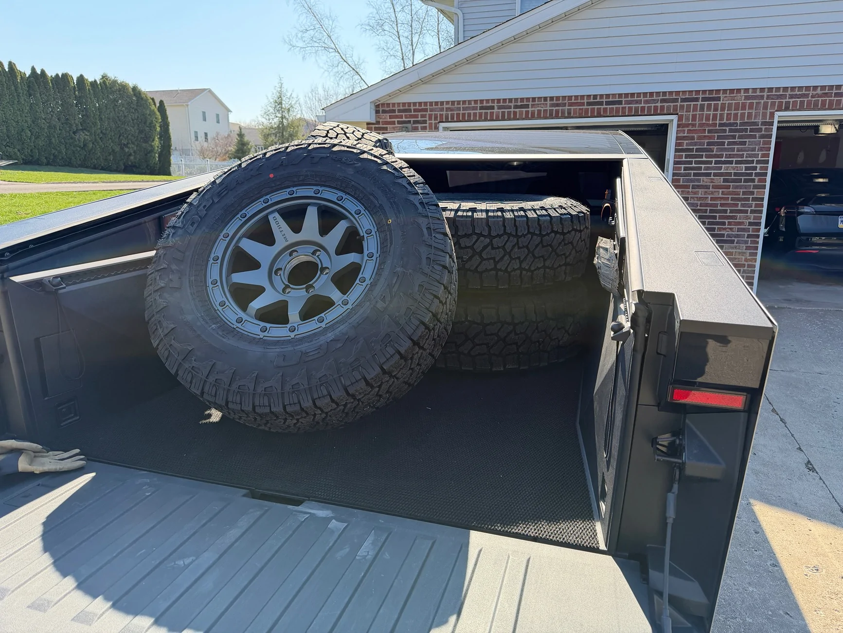 Tesla Cybertruck What Are You Hauling in your Cybertruck? 🦾 👷‍♂️ IMG_1031