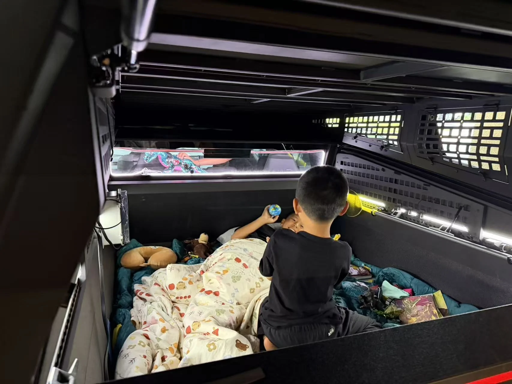 Tesla Cybertruck Mars versus Urander rack 51