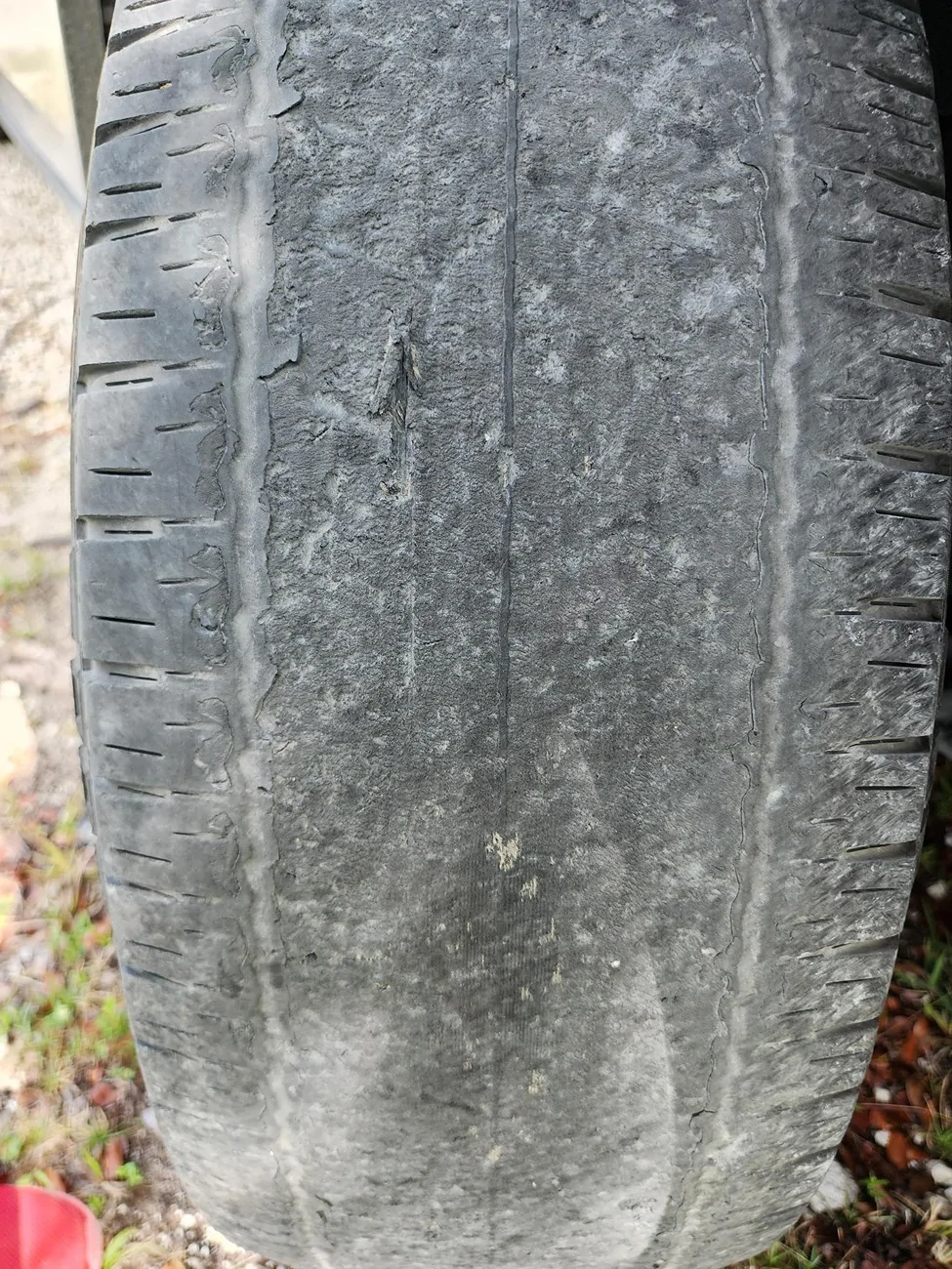Tesla Cybertruck Unusual tire wear 20260418_152335