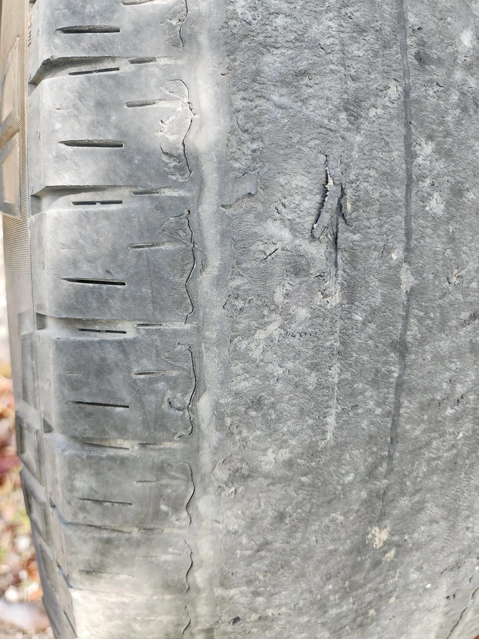 Tesla Cybertruck Unusual tire wear 20260418_152338