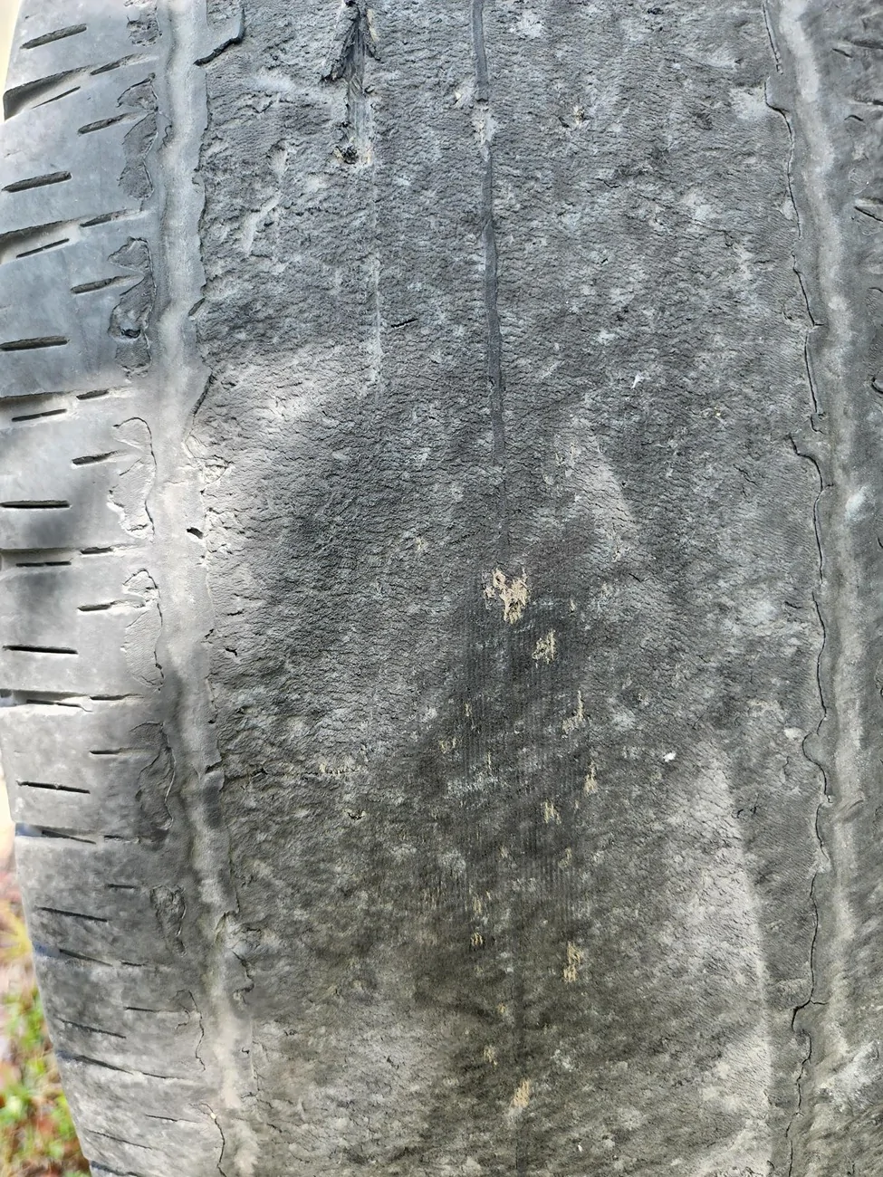 Tesla Cybertruck Unusual tire wear 20260418_152347