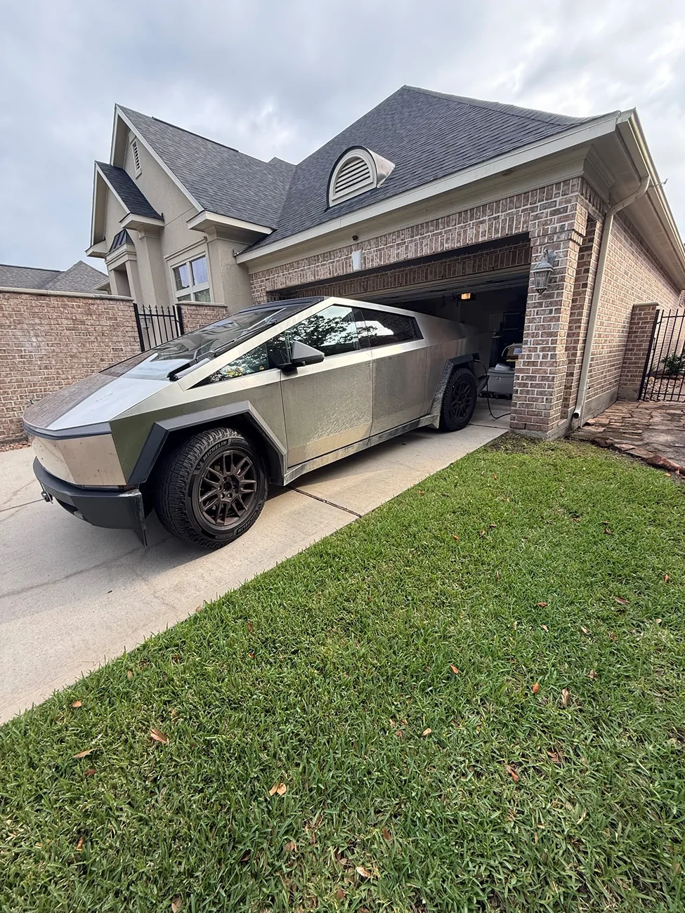 Tesla Cybertruck What did you do TO / WITH your Cybertruck today? 👨🏻‍🔧🧰🚿🛠 IMG_3634