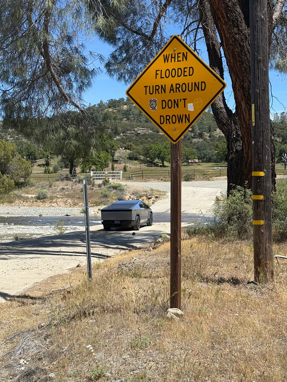 Tesla Cybertruck Daily random Cybertruck photos thread - Post Yours! 📸 🤳 IMG_0941