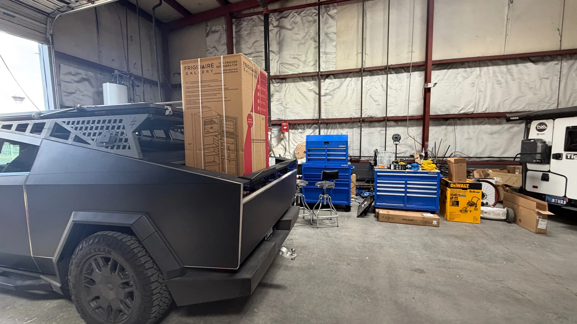 Tesla Cybertruck What Are You Hauling in your Cybertruck? 🦾 👷‍♂️ IMG_3144